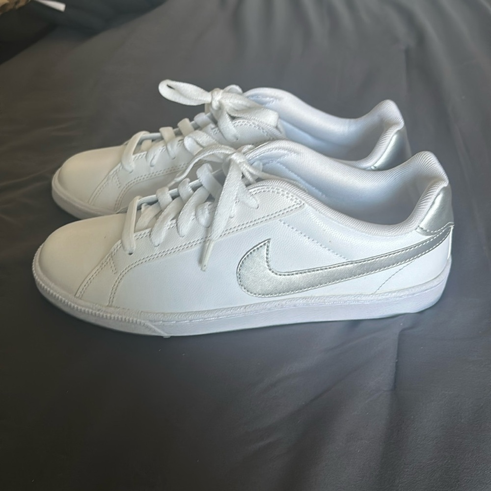 Nike Court Majestics